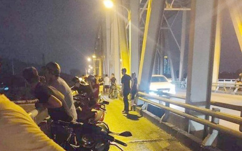  Thi thể thầy giáo có 3 vết đạn: Công an huyện Nghi Xuân, tỉnh Hà Tĩnh đang phối hợp cùng các đơn vị liên quan tiếp tục điều tra nguyên nhân tử vong của anh H.N.T. (39 tuổi, giáo viên một trường cấp 2 ở huyện Hương Khê, tỉnh Hà Tĩnh) sau khi người dân phát hiện thi thể của anh dưới sông Lam, cách chân cầu Bến Thủy khoảng 50 m. Phần đầu của nạn nhân có 3 vết đạn, nhưng chưa xuyên vào hộp sọ.