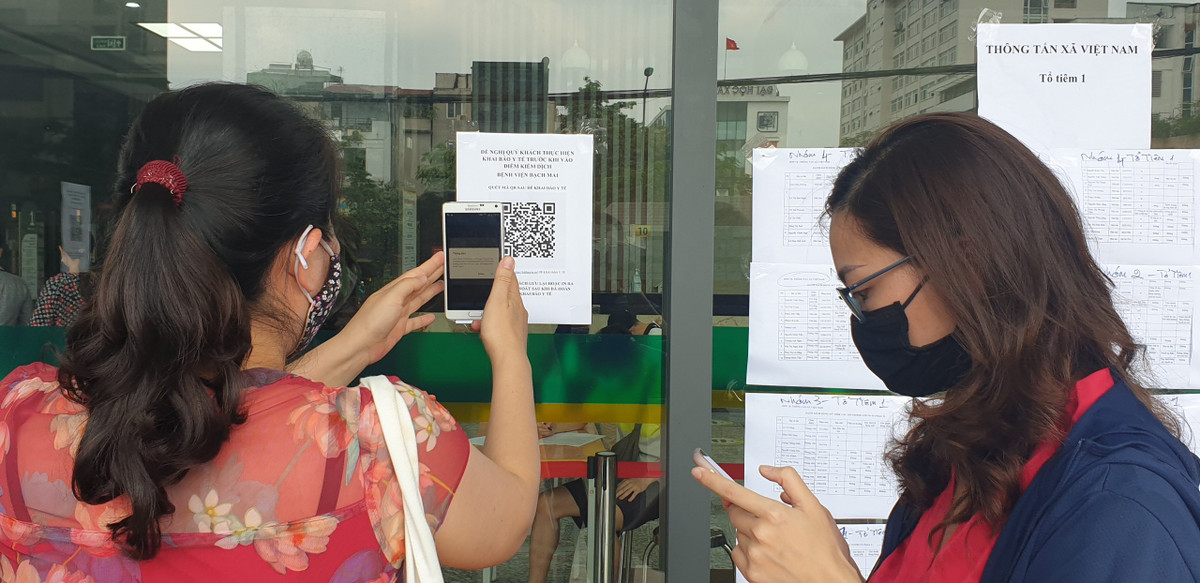 Trước khi tiêm, các phóng viên, nhà báo phải khai báo y tế online thông qua mã QR.