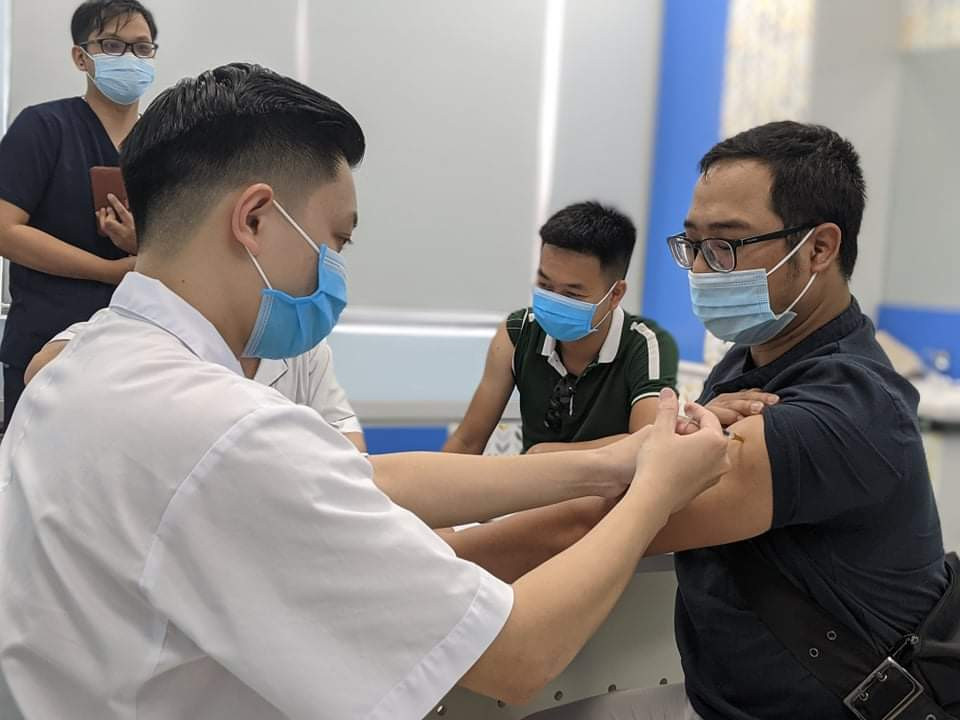 Trực tiếp tham gia đưa tin về phòng chống dịch COVID-19 trong suốt thời gian qua, nhà báo Hữu Tuấn - Báo Tri thức và Cuộc sống đã được tiêm vắc xin. Nhà báo Hữu Tuấn cảm thấy may mắn vì được Bộ Y tế, Bệnh viện Bạch Mai, cơ quan chủ quan tạo điều kiện tiêm vắc xin ngừa COVID-19 đợt này và sẽ an tâm hơn trong cuộc chiến phòng chống COVID-19 trong thời gian tới.