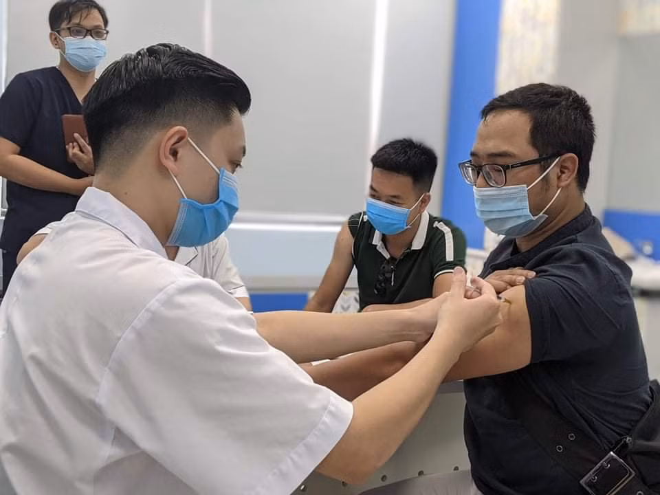 Trực tiếp tham gia đưa tin về phòng chống dịch COVID-19 trong suốt thời gian qua, nhà báo Hữu Tuấn - Báo Tri thức và Cuộc sống đã được tiêm vắc xin. Nhà báo Hữu Tuấn cảm thấy may mắn vì được Bộ Y tế, Bệnh viện Bạch Mai, cơ quan chủ quan tạo điều kiện tiêm vắc xin ngừa COVID-19 đợt này và sẽ an tâm hơn trong cuộc chiến phòng chống COVID-19 trong thời gian tới.