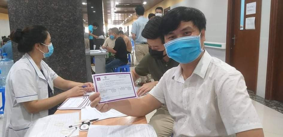 Nhà báo Thế Long, Báo Tổ quốc hạnh phúc vì sau khi tiêm vắc xin ngừa COVID-19 anh nhận lại được "Giấy xác nhận đã tiêm vắc xin phòng COVID-19" thêm phần tự tin trong công tác phòng chống COVID-19 trên mặt trận báo chí, truyền thông.