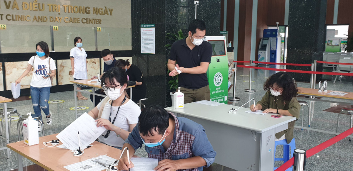 Việc tiêm vắc xin COVID-19 tại Bệnh viện Bạch Mai được tổ chức chu đáo, an toàn. 