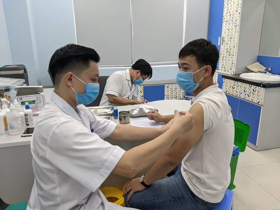 Nhà báo Huy Thanh, Báo Người Lao động cho biết: "Là phóng viên thời sự, tôi cùng đồng nghiệp phải tới các bệnh viện, nơi phong tỏa, thậm chí vào khu cách ly đặc biệt, nơi các bệnh nhân nhiễm COVID-19 đang điều trị. Việc được tiêm vắc xin không chỉ giúp chúng tôi phòng ngừa virus mà còn tạo tâm lý an tâm hơn trong tác nghiệp, bên cạnh tuân thủ các nguyên tắc 5K".