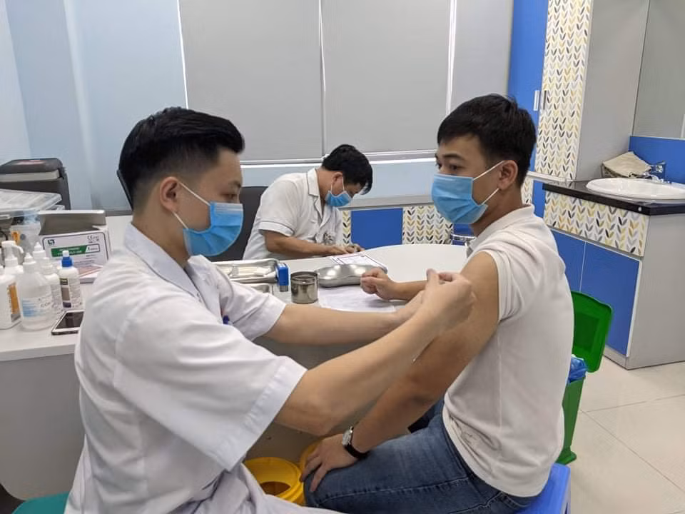 Nhà báo Huy Thanh, Báo Người Lao động cho biết: "Là phóng viên thời sự, tôi cùng đồng nghiệp phải tới các bệnh viện, nơi phong tỏa, thậm chí vào khu cách ly đặc biệt, nơi các bệnh nhân nhiễm COVID-19 đang điều trị. Việc được tiêm vắc xin không chỉ giúp chúng tôi phòng ngừa virus mà còn tạo tâm lý an tâm hơn trong tác nghiệp, bên cạnh tuân thủ các nguyên tắc 5K".