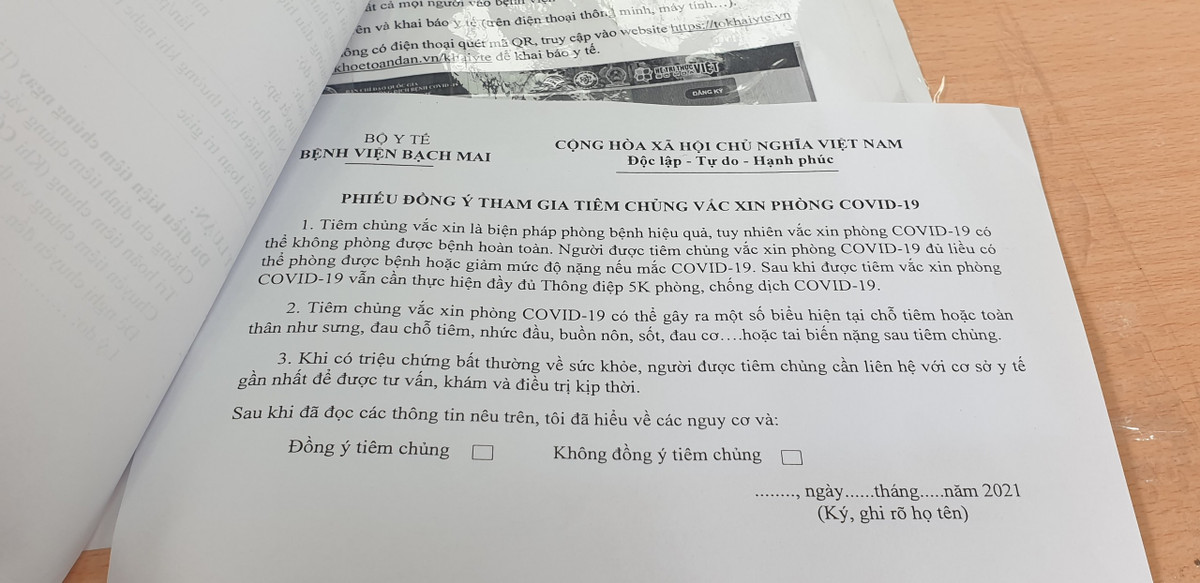 Mỗi người tiêm vắc xin COVID-19 đều được phát phiếu lấy ý kiến trước khi tiêm.