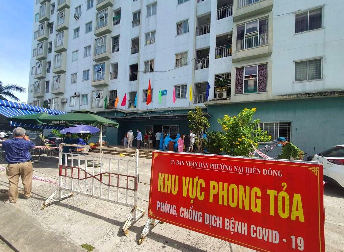 Nguoi dan ong dinh du day roi chung cu bi phong toa vi co ca nhiem COVID-19