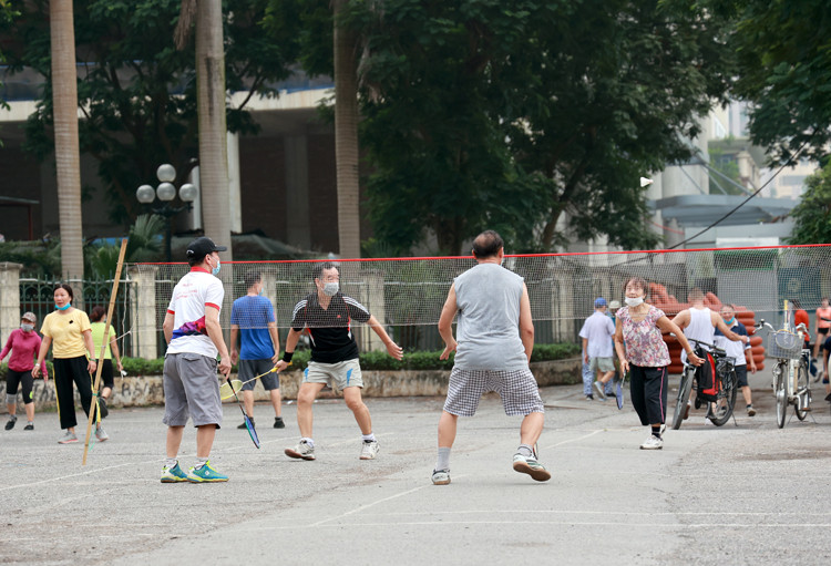 Nhiều người đeo khẩu trang, nhưng không đúng cách. 