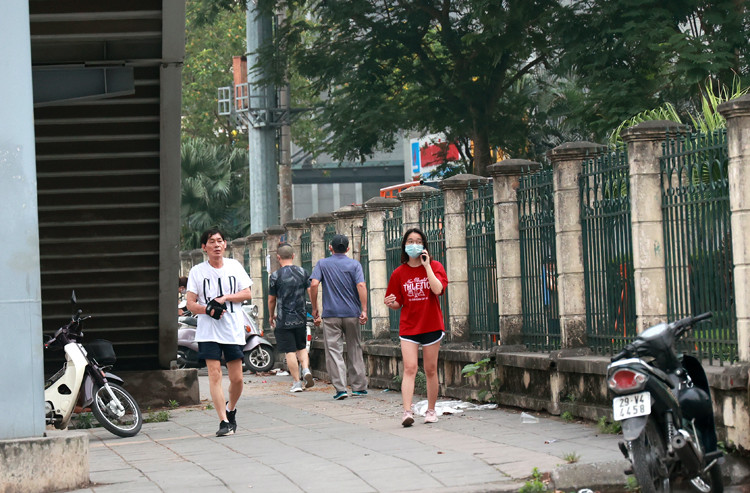 Ha Noi: Nguoi dan bat chap lenh cam, treo rao vao cong vien tap the duc