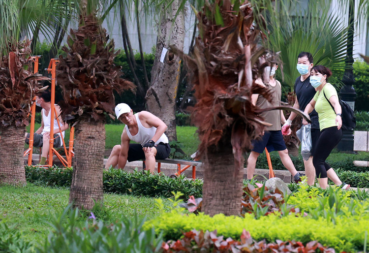 Một số người thậm chí còn không đeo khẩu trang. 