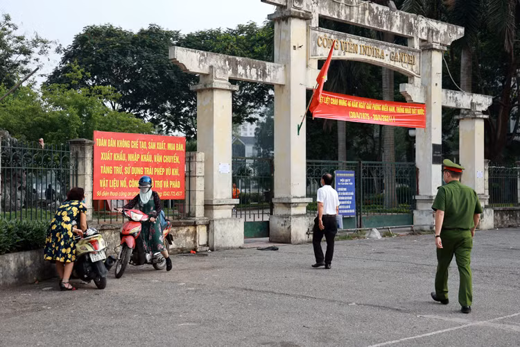 Chỉ đến khi lượng chức năng xuất hiện và kêu gọi không tụ tập đông người, họ mới bắt đầu chấp hành lệnh đóng cửa của công viên và đi ra ngoài.