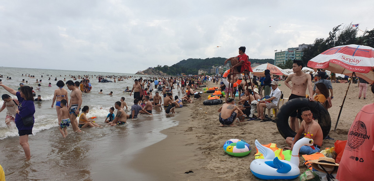 Tuy nhiên, do ảnh hưởng của dịch nên lượng khách hủy phòng khoảng 30% (tương đương 12.000 phòng/ngày), ước thiệt hại về doanh thu buồng phòng khoảng 40 tỷ đồng; thiệt hại về doanh thu ăn uống khoảng 160 tỷ đồng; thiệt hại về các dịch vụ khác khoảng 30 tỷ đồng. 