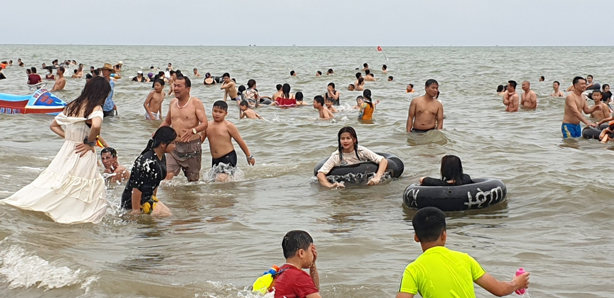 Nghi le, bien Sam Son dong nghit khach, bat chap nguy co dich COVID-19