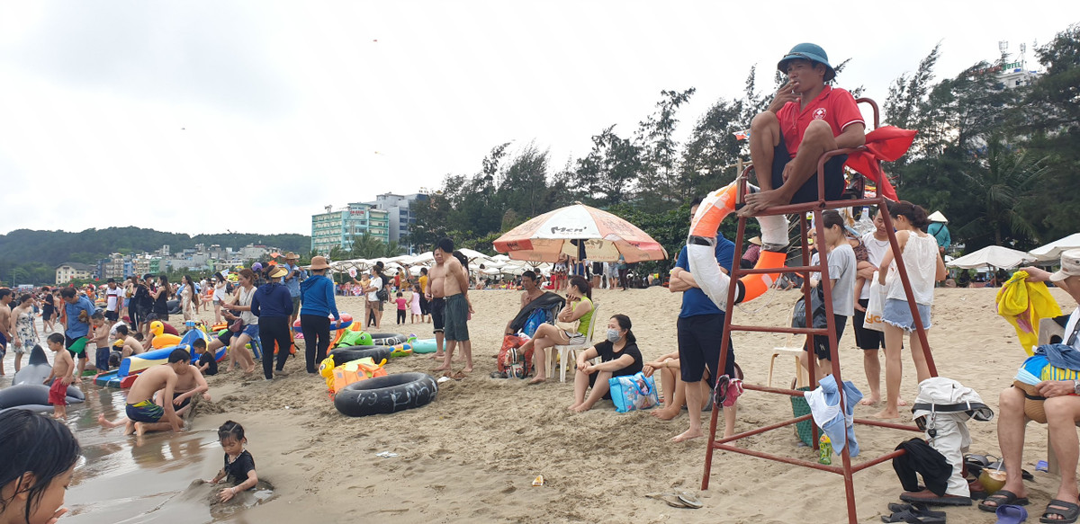 Chị Y. một du khách ở Hà Nội cho biết, gia đình chị đã lên kế hoạch đi Sầm Sơn cả tháng trời. Vẫn biết là tình hình dịch đang phức tạp, giờ đã lỡ đặt hết chỗ ăn nghỉ, vé, thậm chí là tour nên không đi cũng dở.