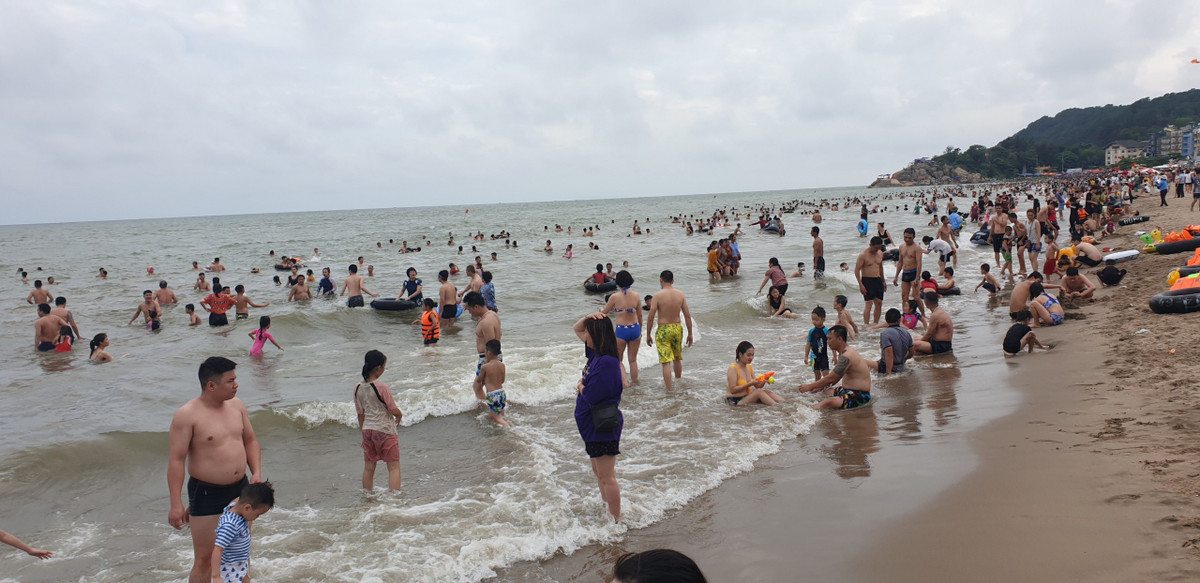 Tuy nhiên, tại bãi biển Sầm Sơn, du khách và người dân vẫn thờ ơ với chỉ đạo của lãnh đạo UBND thành phố.