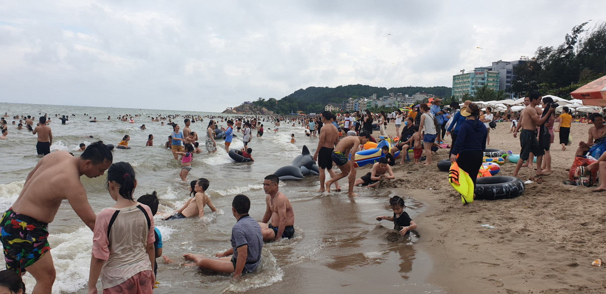 Người dân vẫn hồn nhiên tắm biển trước tình hình diễn biến phức tạp của dịch COVID-19