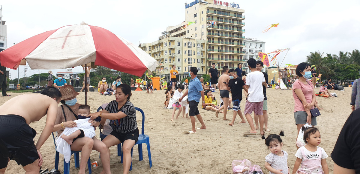 Đa phần du khách ở đây không đeo khẩu trang, không giữ khoảng cách, tụ tập đông người… theo hướng dẫn “5k” của Bộ Y tế.