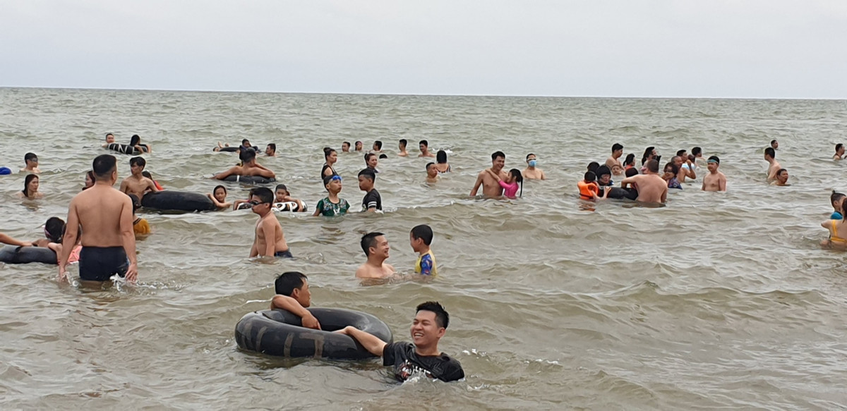 “Vào khách sạn chúng tôi cũng đã khai báo y tế, sát khuẩn, đeo khẩu trang theo đúng quy định. Ra biển tắm, ở dưới nước thì không thể đeo khẩu trang được, nhưng lên bờ chúng tôi vẫn đeo khẩu trang bình thường” - chị Y. chia sẻ.