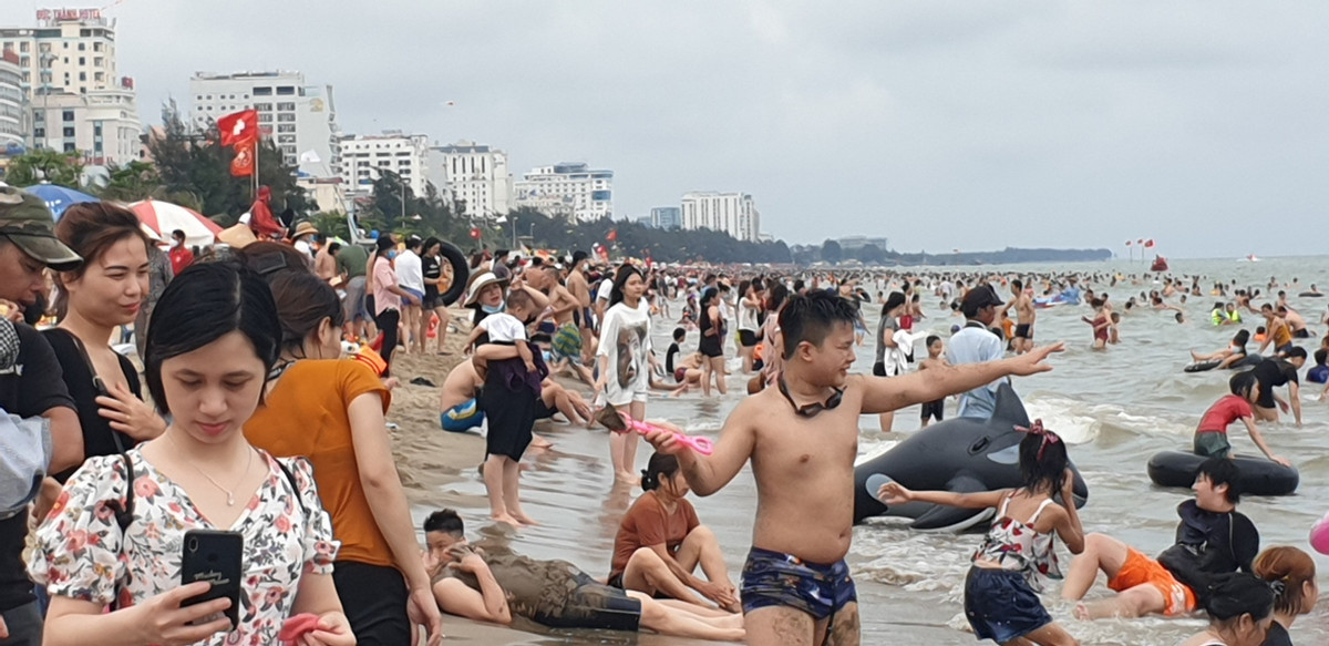 Theo thống kê từ ngành du lịch Thanh Hóa, do lo ngại dịch, bệnh, nhiều đoàn khách đã hủy tour, du khách hủy phòng đặt tại một số khu, điểm du lịch. Cụ thể, trong 4 ngày nghỉ lễ 30/4 và 1/5, lượng khách đặt phòng đã đạt khoảng 85%/tổng lượng phòng toàn tỉnh. 