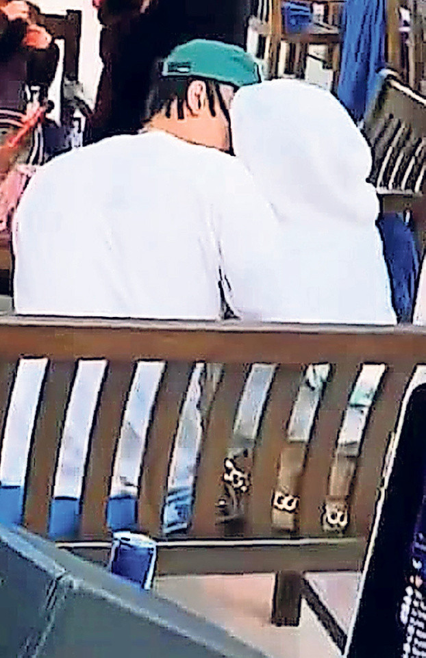 Dele Alli âu yếm Maria trên tầng thượng quán bar ở London.