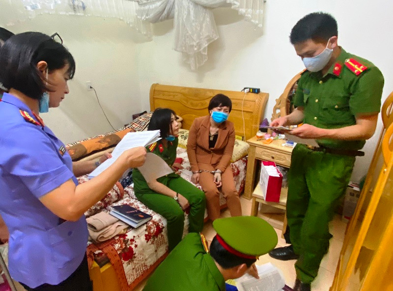 Khai tru ra khoi Dang voi nguyen Giam doc So Y te Son La