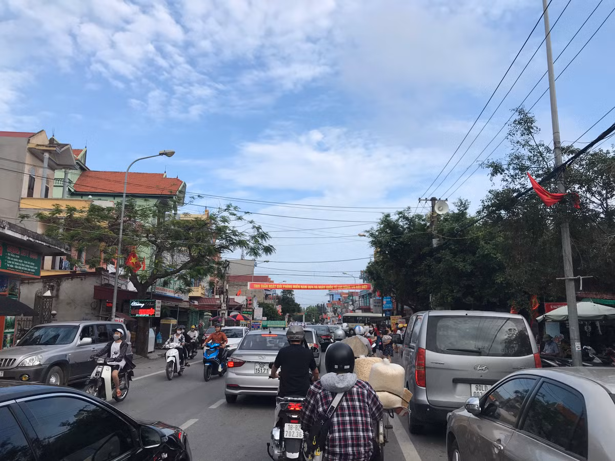 Tuyến đường từ TP. Nam Định về Quất Lâm đông kín phương tiện vào dịp nghỉ lễ 1/5.