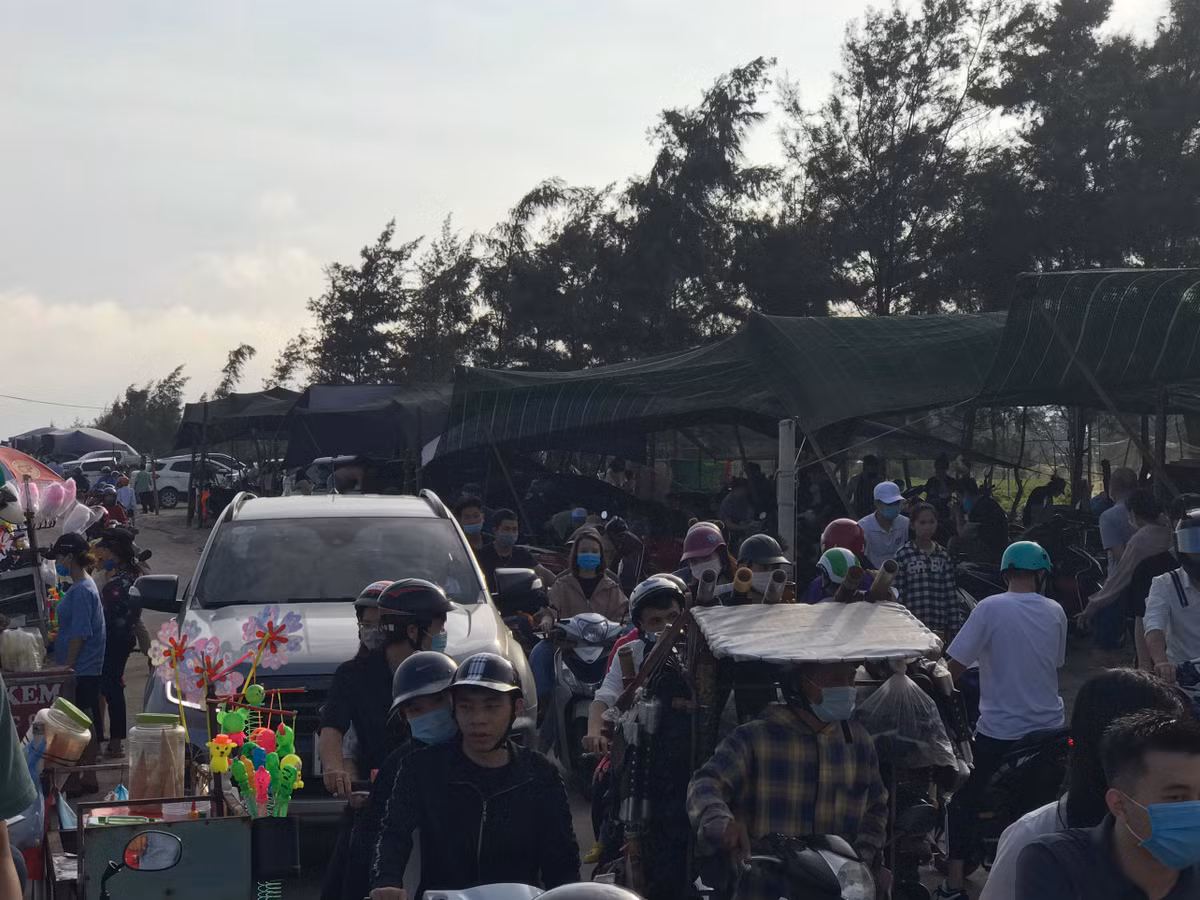 Gần về cuối chiều, lượng người đổ về khu bãi tắm Quất Lâm ngày một đông. 