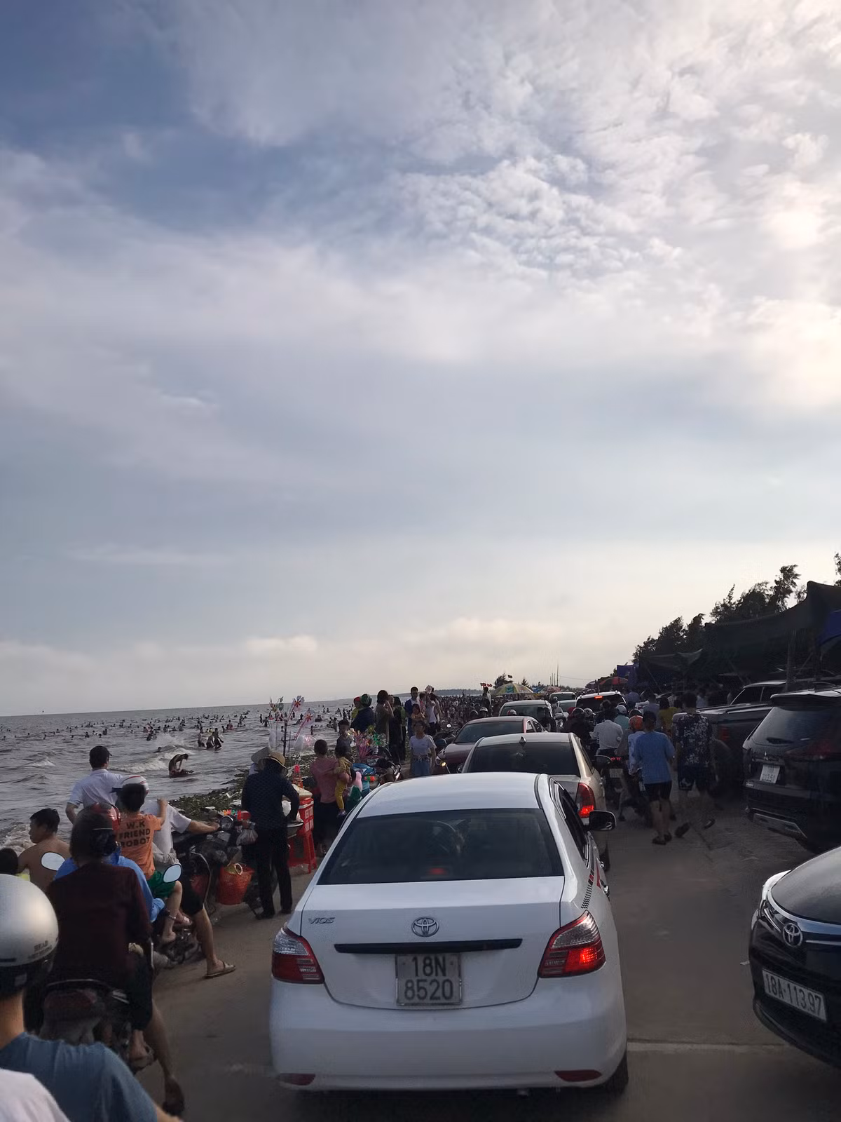 Dòng xe nối đuôi nhau, di chuyển khó khăn dọc tuyến đường giáp biển Quất Lâm.