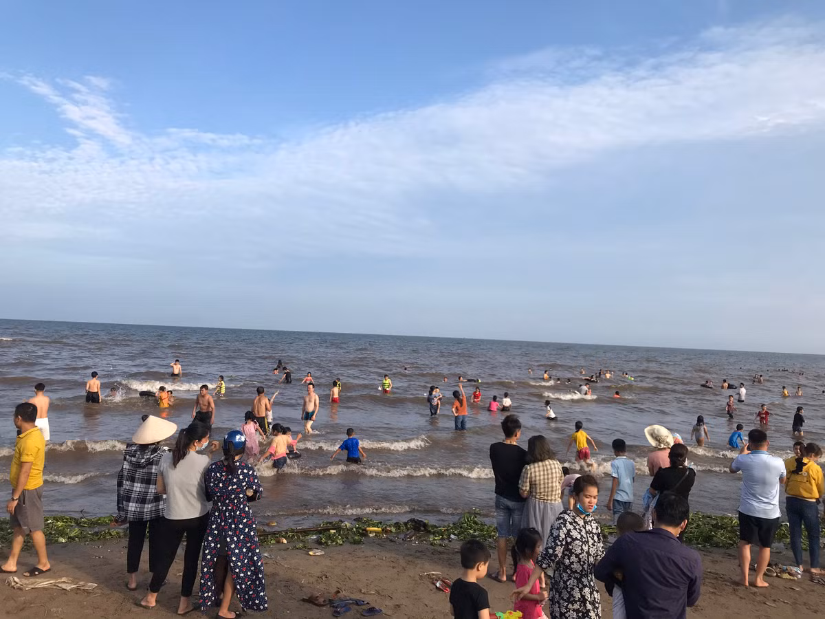 Thời điểm gần 18h ngày 1/5, bãi tắm Quất Lâm đông kín người.