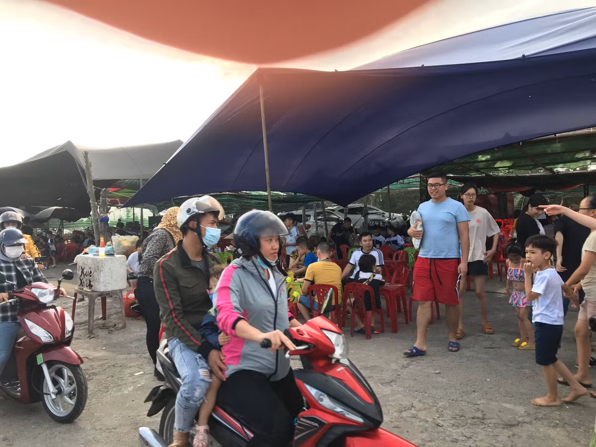 Mặc dù bãi biển Quất Lâm khá nổi tiếng trong bản đồ du lịch toàn quốc nhưng lại nghèo nàn về các dịch vụ.