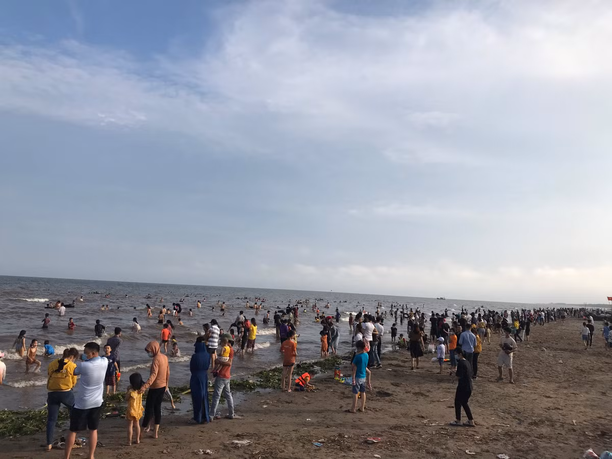 Do lượng du khách đông nên khó đảm bảo khoảng cách an toàn 1 mét.