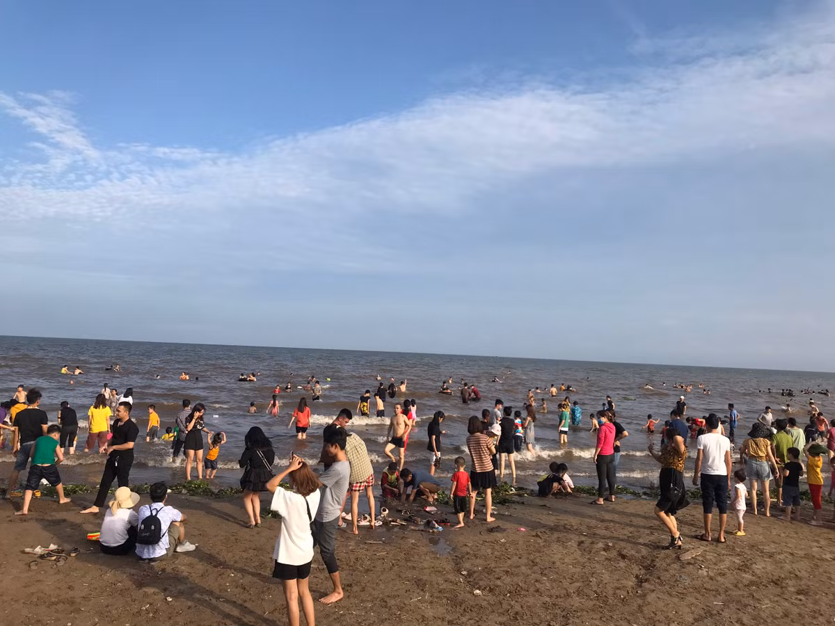 Du khách đến bãi biển Quất Lâm chỉ có duy nhất hoạt động tắm biển, ăn uống, tẩm quất, masage.