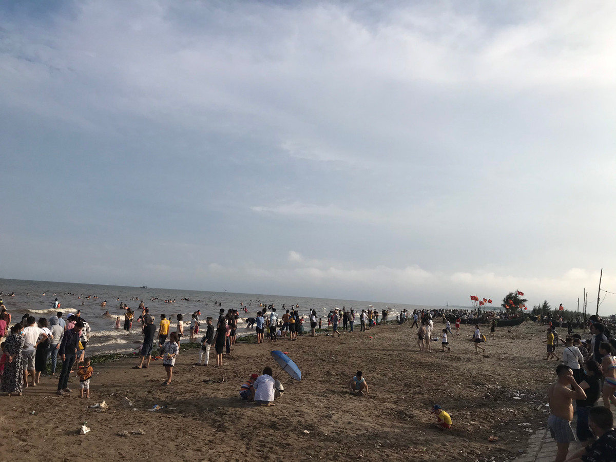 Đặc biệt, rất hiếm người đeo khẩu trang mặc cho dịch COVID-19 đang diễn biến phức tạp.