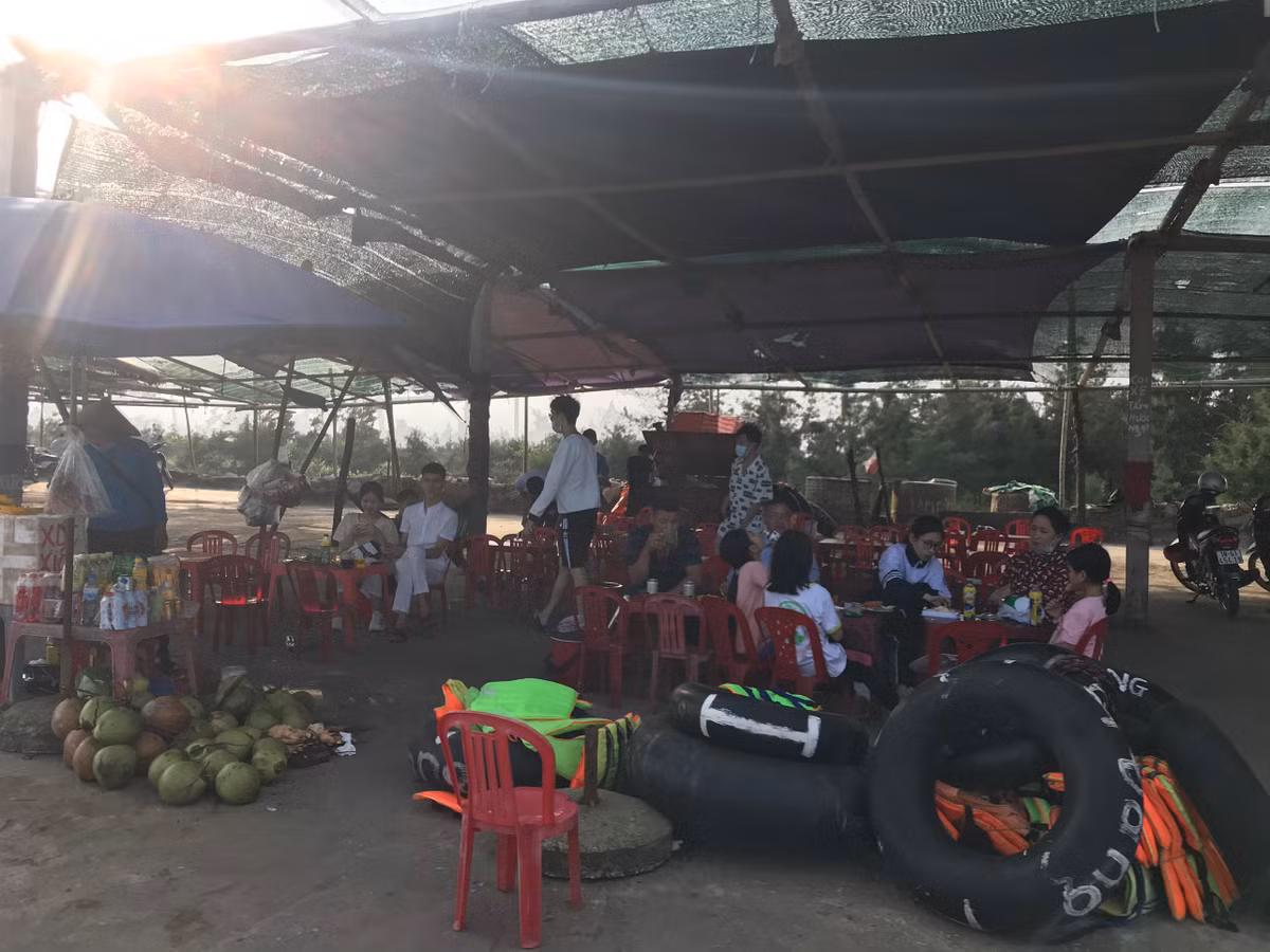 Dọc bãi biển chỉ có các lều quán tạm bợ phục vụ giải khát và phao tắm.