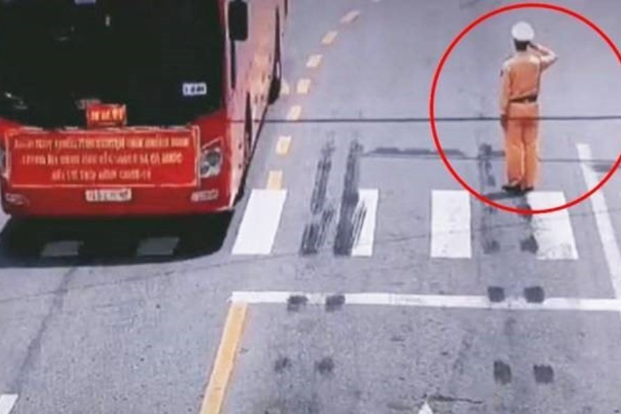  CSGT đứng chào đoàn bác sĩ phòng chống dịch COVID-19: Giữa trưa nắng ngày 15/5/2021, trung uý Tống Ngọc Kiên, Đội CSGT Yên Dũng đứng nghiêm, giơ tay chào đoàn cán bộ, y bác sĩ từ Quảng Ninh về Bắc Giang hỗ trợ phòng chống dịch COVID-19 gây xúc động mạnh với người dân. Một hành động, như một phản xạ, không chút dàn dựng, hơn vạn lời nói, hơn tỉ thứ tuyên truyền.