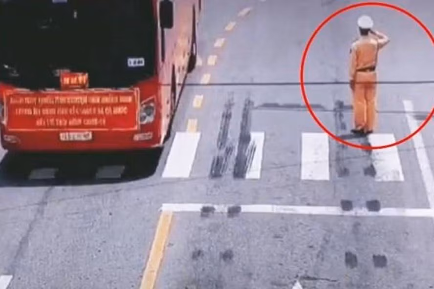  CSGT đứng chào đoàn bác sĩ phòng chống dịch COVID-19: Giữa trưa nắng ngày 15/5/2021, trung uý Tống Ngọc Kiên, Đội CSGT Yên Dũng đứng nghiêm, giơ tay chào đoàn cán bộ, y bác sĩ từ Quảng Ninh về Bắc Giang hỗ trợ phòng chống dịch COVID-19 gây xúc động mạnh với người dân. Một hành động, như một phản xạ, không chút dàn dựng, hơn vạn lời nói, hơn tỉ thứ tuyên truyền.