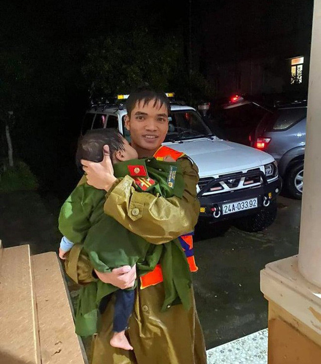 Khi hành khách cuối cùng được đưa vào bờ an toàn, hàng trăm người dân chứng kiến đã vỡ òa trong sung sướng. Trong số các nạn nhân của vụ việc, em bé 2 tuổi do quá hoảng sợ nên đã khóc rất nhiều. Thấy vậy, một chiến sĩ công an đã cởi quân phục của mình, cuốn vào cho bé để ủ ấm và vỗ về, cho bé ngủ. Hình ảnh này đã lan tỏa khiến người dân vùng lũ cảm thấy ấm lòng. 
