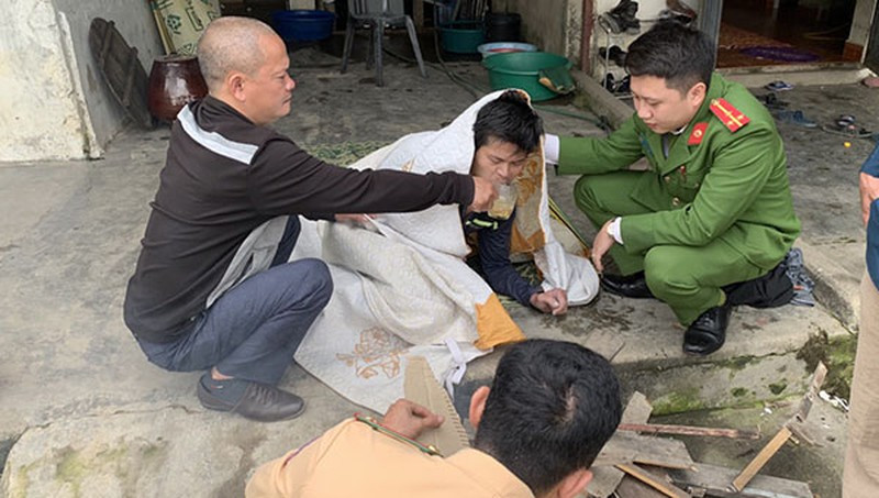  Cảnh sát cứu nhân viên nhảy cầu: Ngày 11/3/2021, Đội Cảnh sát đường thủy – Phòng Cảnh sát giao thông Nghệ An nhận được được tin báo từ quần chúng nhân dân về việc có nam thanh niên nhảy cầu Bến Thủy 1 (nối liền giữa hai tỉnh Nghệ An và Hà Tĩnh) tự tử. Ngay lập tức, tổ công tác đã nhanh chóng có mặt tại hiện trường, cứu sống người đàn ông đang chới với dưới dòng sông Lam. 