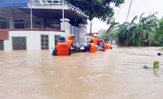 Trong những đợt bão lũ, người dân ở vùng lũ các tỉnh miền Trung phải đối mặt với vô vàn khó khăn. Nước lũ dâng cao, nhấn chìm tất cả tài sản, cùng với đó còn cướp đi sinh mạng của nhiều người. Và trong lúc hoạn nạn đó, hình ảnh những người chiến sỹ CAND không quản ngày đêm, vượt dòng lũ dữ, giúp đỡ, hỗ trợ người dân để lại những ấn tượng sâu sắc trong lòng người dân.