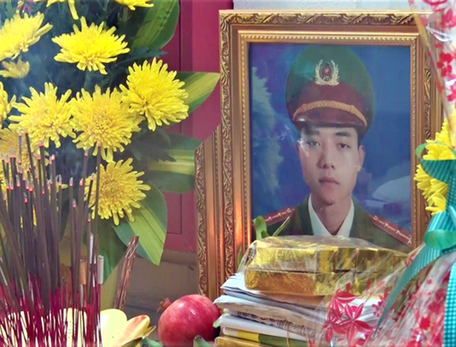 Và trong mỗi cuộc chiến như vậy, mất mát đau thương dù không ai mong muốn nhưng lại khó tránh khỏi, những trái tim quả cảm đã ngã xuống vì sự bình yên của người dân. Chiều muộn ngày 17/10/2020, mưa lũ dâng cao khiến nhiều người dân ở xã Hướng Việt, huyện miền núi Hướng Hóa (Quảng Trị) đi làm rẫy bị mất tích. Công an xã và UBND xã Hướng Việt cử 7 cán bộ tham gia tìm kiếm. Trên đường cứu nạn bị núi sạt lở khiến Đại úy Trương Văn Thắng hy sinh tại chỗ. Ba cán bộ xã khác bị thương. Còn bốn cán bộ khác bị cuốn mất tích nhưng sau đó đã trở về.