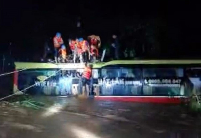  Công an huyện Bố Trạch cứu ô tô bị lũ cuốn: Ngày 19/10/2020, ôtô khách BKS 43B - 024.54 chạy hướng Bắc – Nam, trên xe có 18 người, trong đó có 5 phụ nữ và 1 em bé 2 tuổi bị lũ cuốn trôi. Công an huyện Bố Trạch đã nhanh chóng đến ứng cứu. Trong đêm tối giữa dòng nước xiết, các chiến sĩ Công an bơi ra chiếc xe, sau đó đập kính, buộc dây vào xe rồi tổ chức cho người bị nạn trên xe cầm dây đi vào bờ. Đến gần 4h sáng, lực lượng cứu hộ mới đưa được 5 phụ nữ và 1 em bé khoảng 2 tuổi ra khỏi xe sau đó tiếp tục giải cứu những hành khách còn lại.