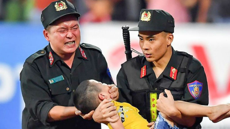  CSCĐ nhanh trí cứu cháu bé lên cơn co giật: Chiều ngày 4/8/2019, trong trận đấu bóng đá giữa Nam Định - Hoàng Anh Gia Lai, một cổ động viên nhí có dấu hiệu mất ý thức, lên cơn co giật. Ngay lập tức cháu bé được di chuyển khỏi khán đài đông đúc ngột ngạt rồi một chiến sĩ CSCĐ vừa bế vừa chạy ra chỗ xe cứu thương của sân, một người khác thì lấy tay cho vào miệng để tránh tình trạng nuốt lưỡi. Chiến sĩ cảnh sát kể trên lộ rõ gương mặt đau đớn do cậu bé vẫn cắn chặt ngón tay anh. Hình ảnh này sau đó được lan truyền rộng rãi trên mạng xã hội, làm lay động trái tim bao người. 