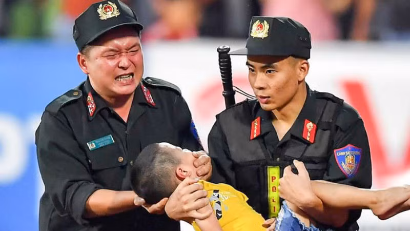  CSCĐ nhanh trí cứu cháu bé lên cơn co giật: Chiều ngày 4/8/2019, trong trận đấu bóng đá giữa Nam Định - Hoàng Anh Gia Lai, một cổ động viên nhí có dấu hiệu mất ý thức, lên cơn co giật. Ngay lập tức cháu bé được di chuyển khỏi khán đài đông đúc ngột ngạt rồi một chiến sĩ CSCĐ vừa bế vừa chạy ra chỗ xe cứu thương của sân, một người khác thì lấy tay cho vào miệng để tránh tình trạng nuốt lưỡi. Chiến sĩ cảnh sát kể trên lộ rõ gương mặt đau đớn do cậu bé vẫn cắn chặt ngón tay anh. Hình ảnh này sau đó được lan truyền rộng rãi trên mạng xã hội, làm lay động trái tim bao người. 