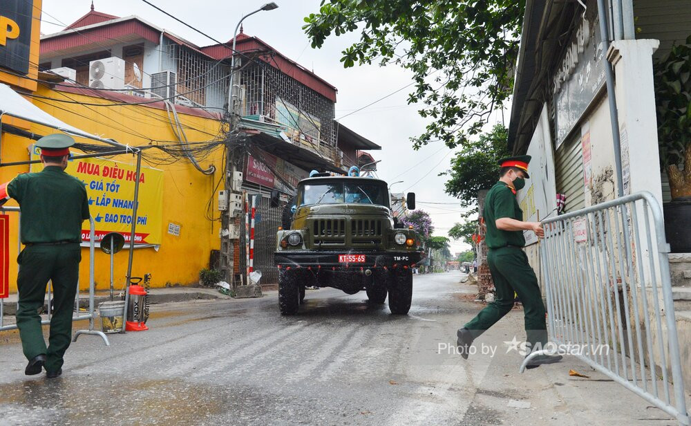 Sau khi hết dung dịch, xe lại được di chuyển đến khu tiếp dung dịch để tiếp tục phun khử khuẩn hết khu vực cách ly.