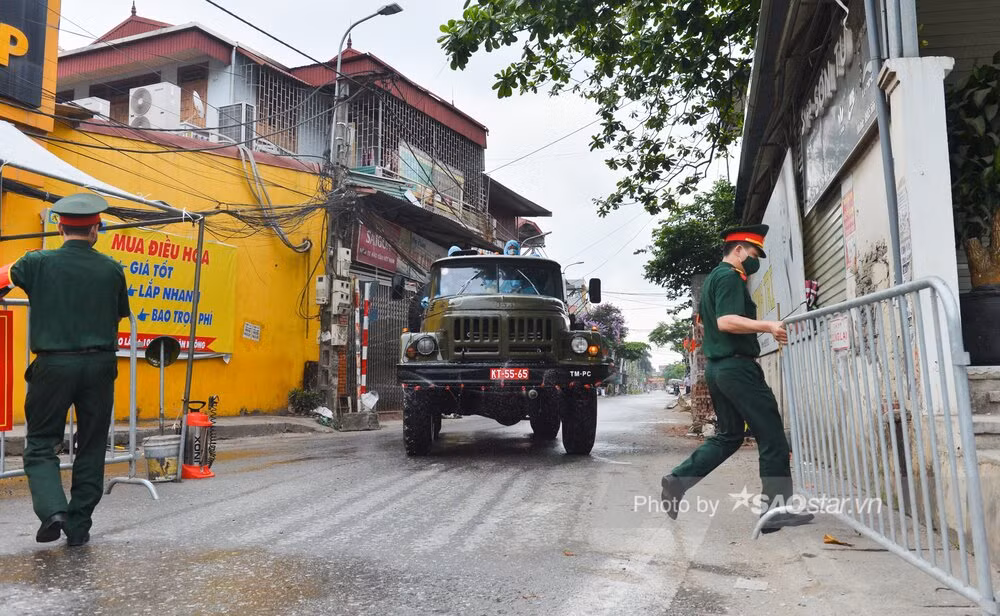 Sau khi hết dung dịch, xe lại được di chuyển đến khu tiếp dung dịch để tiếp tục phun khử khuẩn hết khu vực cách ly.