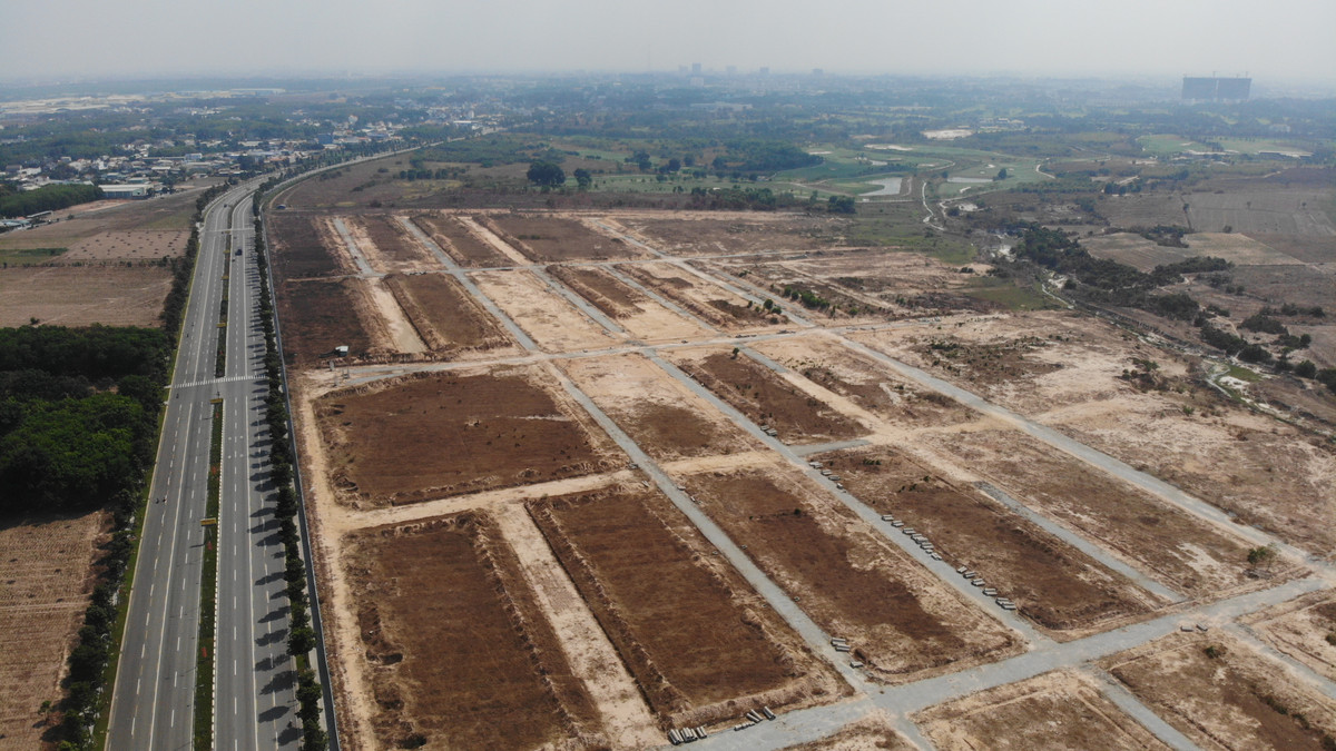 Ghi nhận thực tế của PV, dự án trên nằm ngay vi trí đắc địa là giao lộ Võ Văn Kiệt – Phạm Ngọc Thạch, phường Hòa Phú, TP.Thủ Dầu Một, tỉnh Bình Dương.