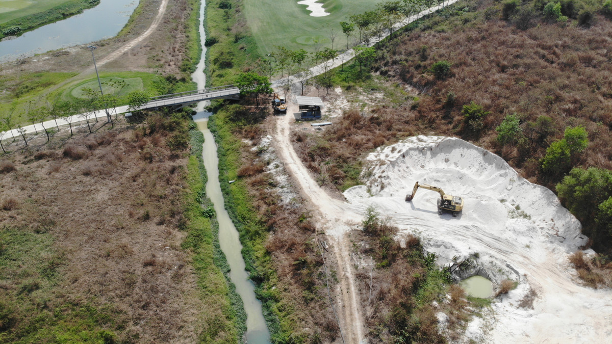 Bên trong một số máy móc, ống cống nằm ngổn ngang chưa được thi công.