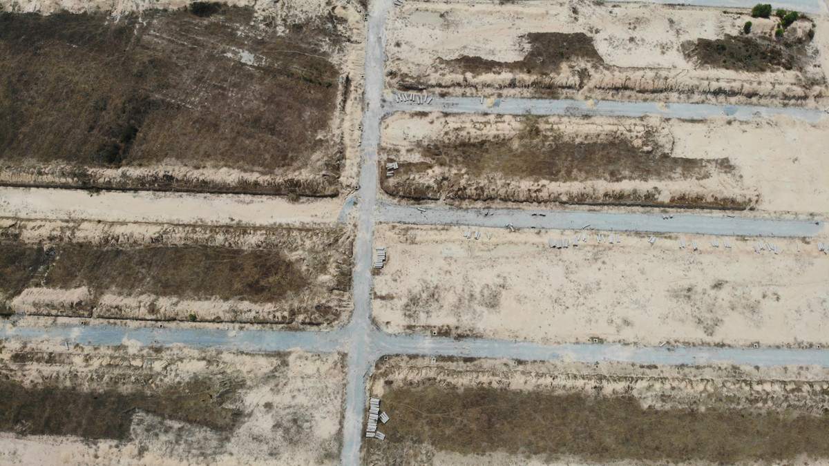 Hạ tầng xung quanh tương đối hoàn chỉnh, bên trong đã đổ nền, làm móng. 