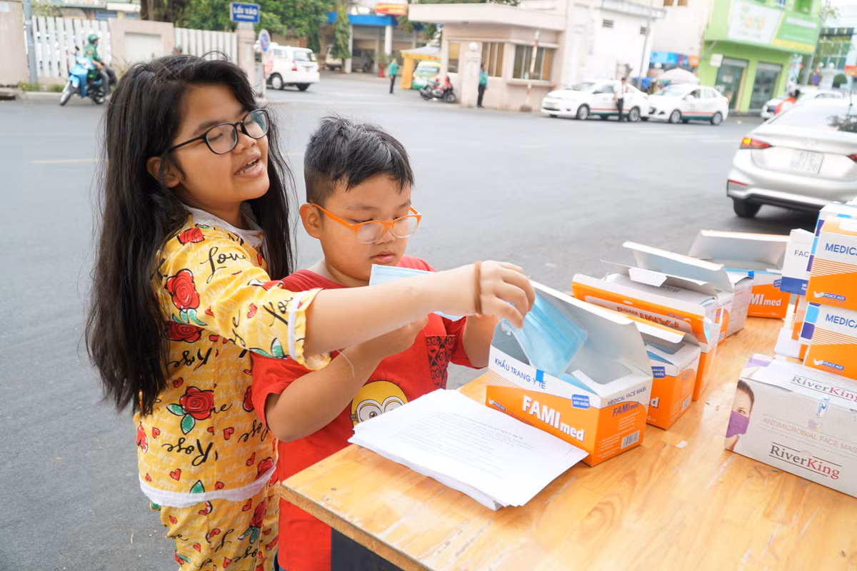 Tang hang ngan khau trang phong virus Corona cho nguoi dan TP HCM-Hinh-11