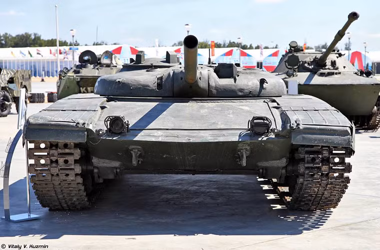 Object 775 có chiều dài 6,11m, rộng 3,41m, tổng trọng lượng chiến đấu 36 tấn, phần mặt trước giáp dày tới 120mm.