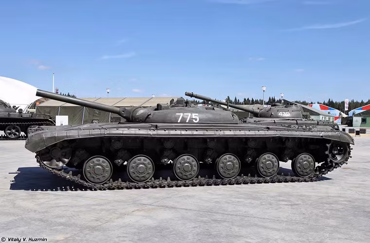 Xe tăng phóng tên lửa Object 775 sử dụng hệ thống truyền động và động cơ 5TDF tương tự xe tăng chủ lực T-64.